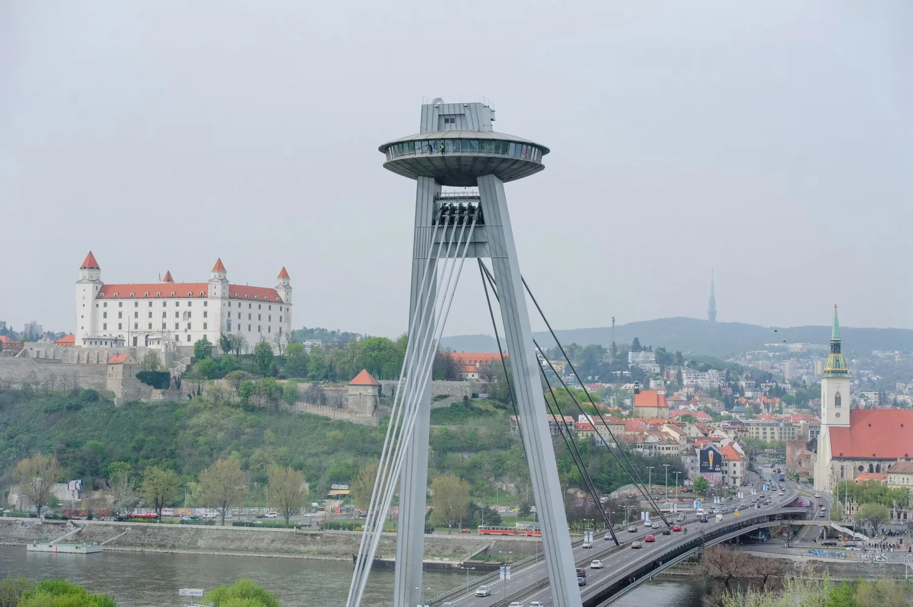 100 metrov nad Dunajom: Medzi UFO a Bratislavským hradom sa dnes pokúša o svetový rekord